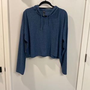 Activewear cropped long sleeve top